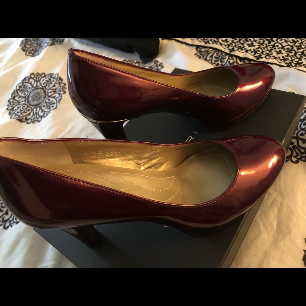 NIB. Size 6.5 Violet Tahari Pumps. Never worn.